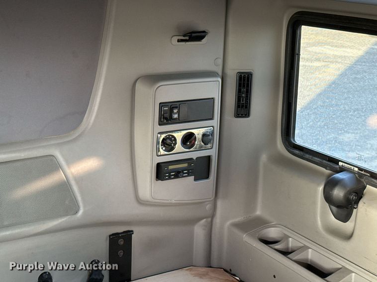 image for item EJ3226 2018 International LT625 semi truck