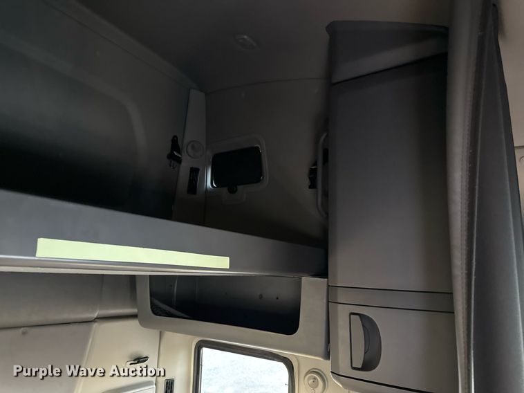 image for item EJ3226 2018 International LT625 semi truck