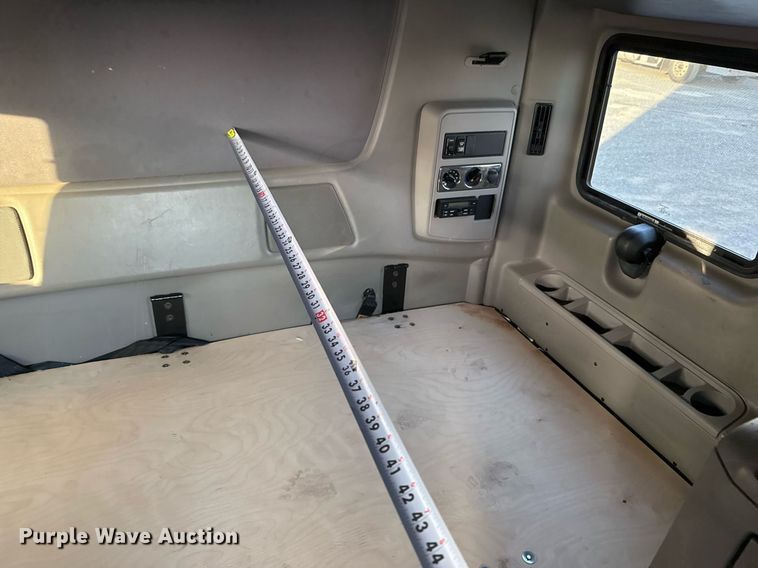 image for item EJ3226 2018 International LT625 semi truck