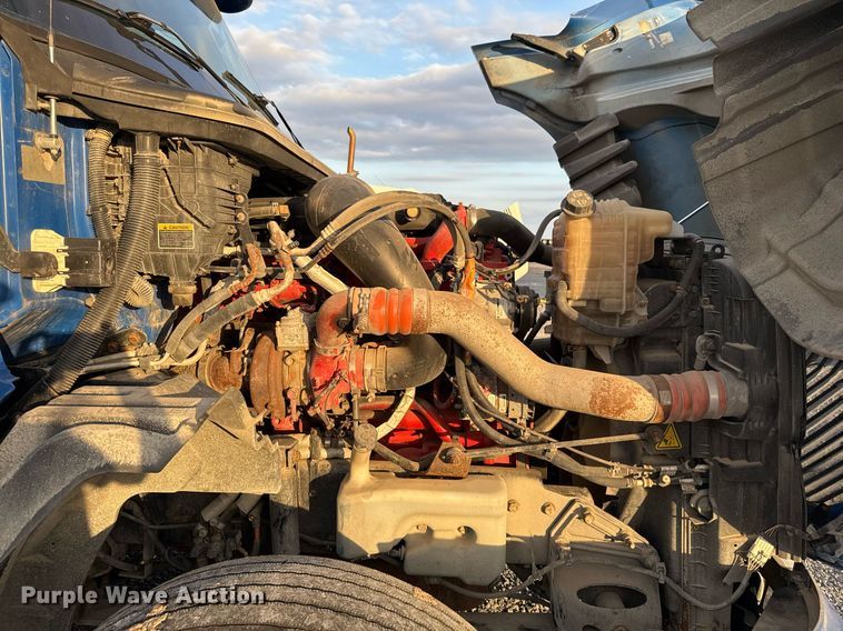 image for item EJ3226 2018 International LT625 semi truck