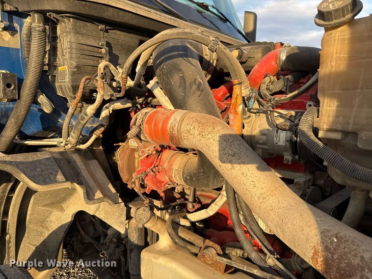 image for item EJ3226 2018 International LT625 semi truck