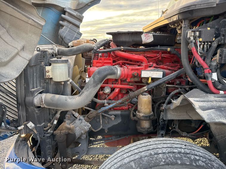 image for item EJ3226 2018 International LT625 semi truck