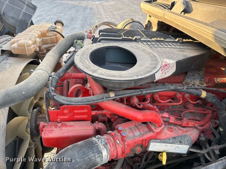 image for item EJ3226 2018 International LT625 semi truck