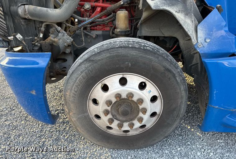 image for item EJ3226 2018 International LT625 semi truck