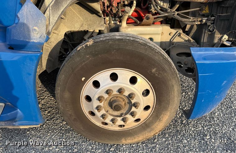 image for item EJ3226 2018 International LT625 semi truck