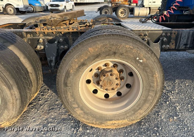 image for item EJ3226 2018 International LT625 semi truck