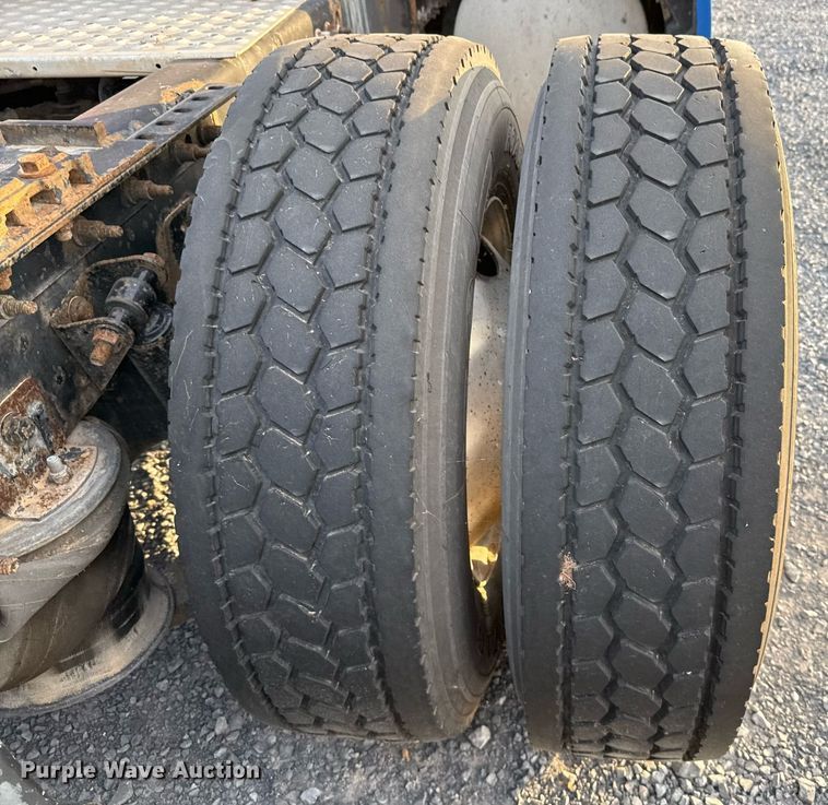 image for item EJ3226 2018 International LT625 semi truck