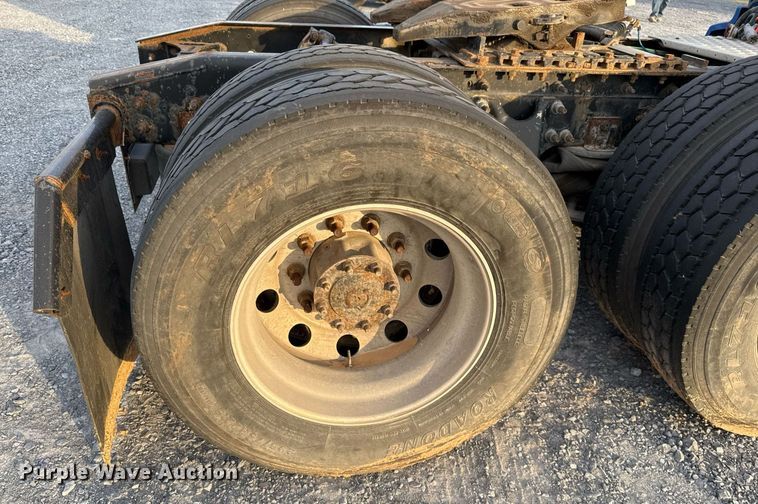 image for item EJ3226 2018 International LT625 semi truck