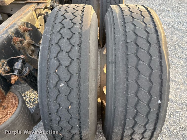 image for item EJ3226 2018 International LT625 semi truck