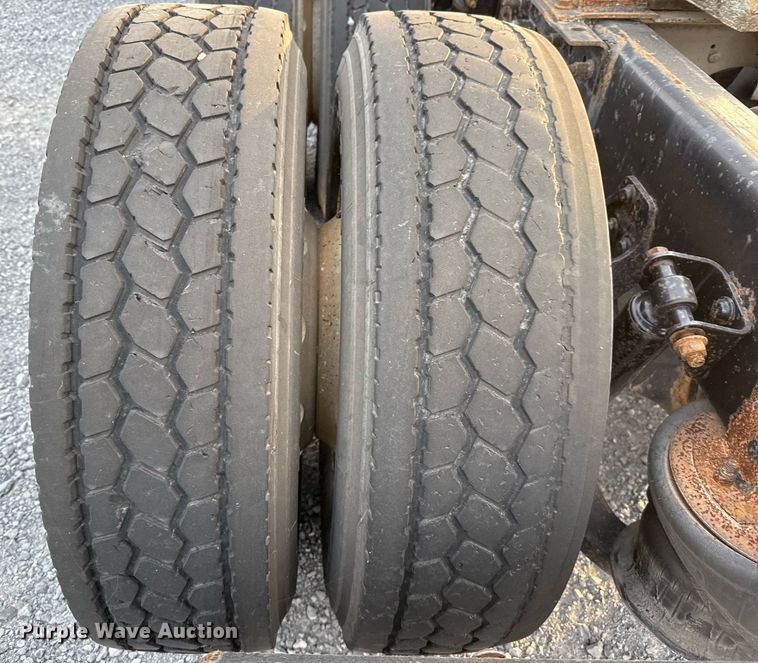 image for item EJ3226 2018 International LT625 semi truck