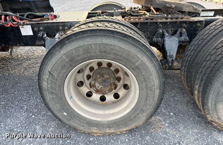 image for item EJ3226 2018 International LT625 semi truck