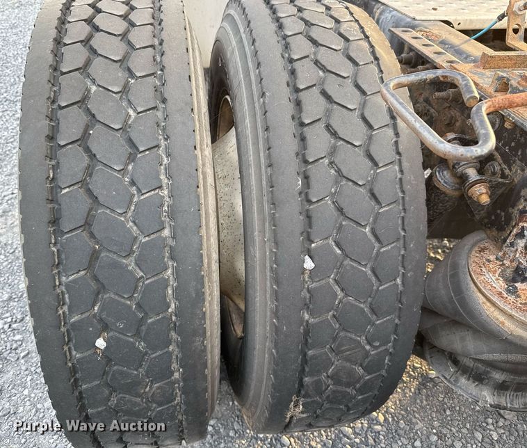 image for item EJ3226 2018 International LT625 semi truck