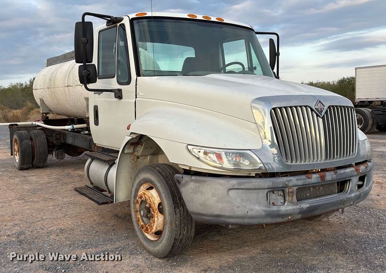 image for item EJ3227 2011 International 4300 tank truck