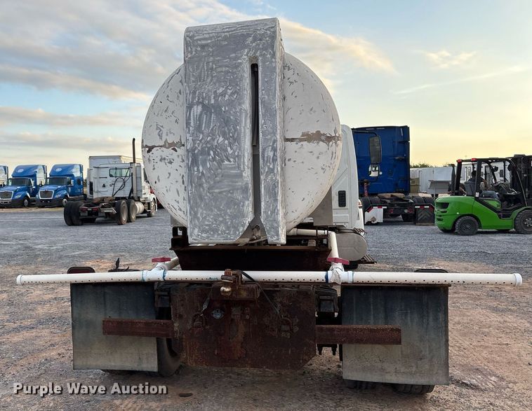 image for item EJ3227 2011 International 4300 tank truck