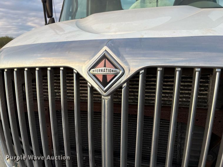 image for item EJ3227 2011 International 4300 tank truck