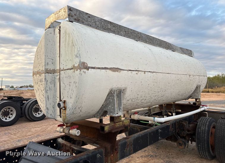 image for item EJ3227 2011 International 4300 tank truck