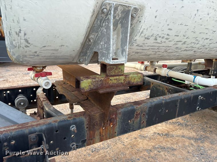 image for item EJ3227 2011 International 4300 tank truck