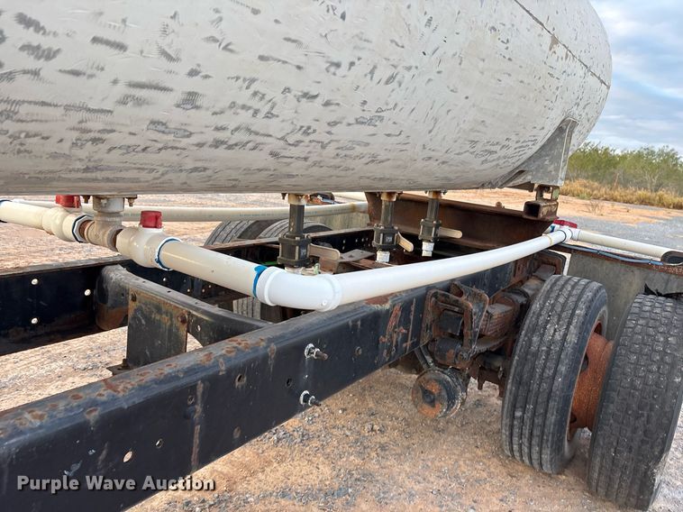 image for item EJ3227 2011 International 4300 tank truck