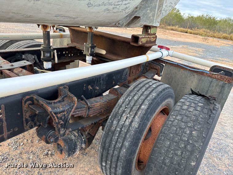 image for item EJ3227 2011 International 4300 tank truck