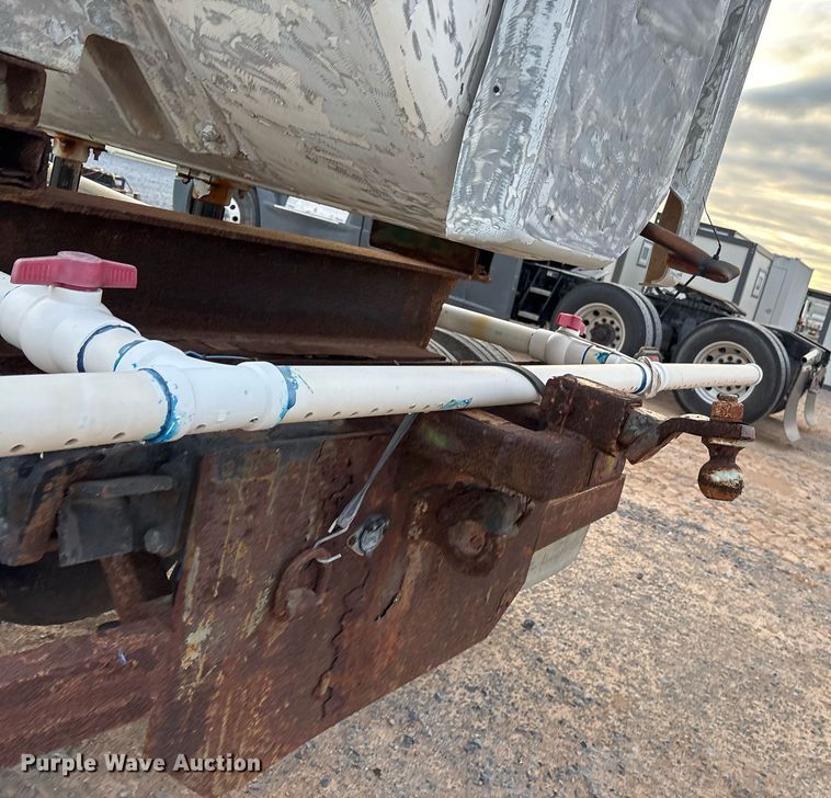 image for item EJ3227 2011 International 4300 tank truck