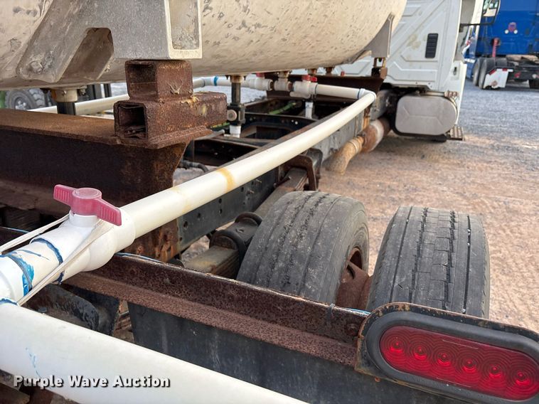 image for item EJ3227 2011 International 4300 tank truck