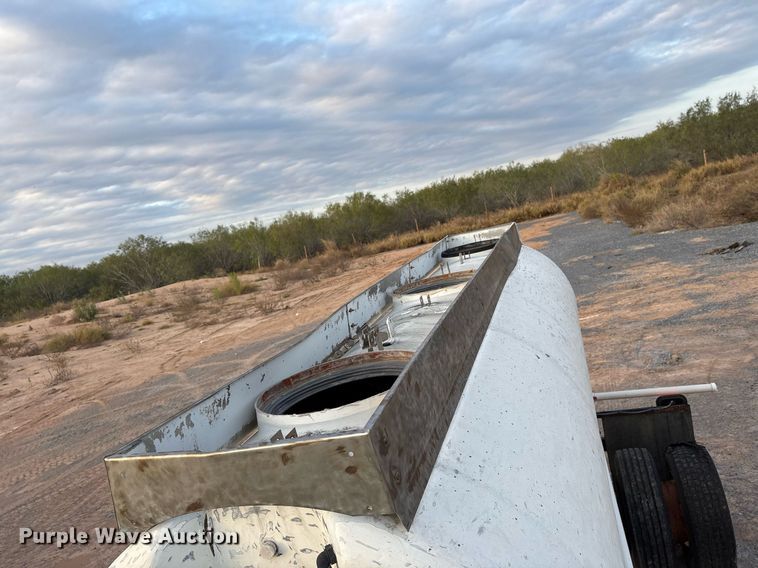 image for item EJ3227 2011 International 4300 tank truck