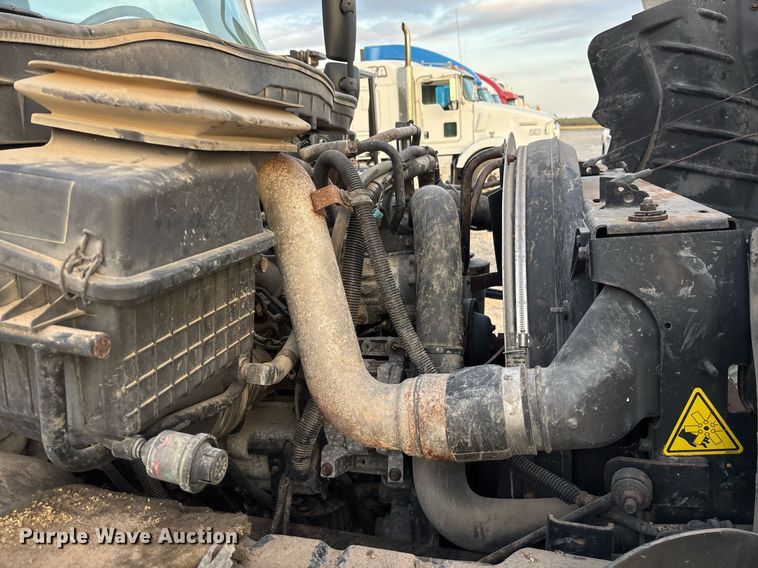 image for item EJ3227 2011 International 4300 tank truck