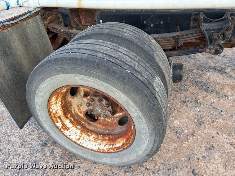 image for item EJ3227 2011 International 4300 tank truck