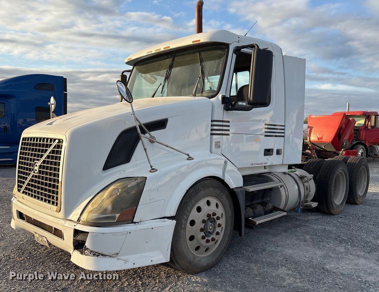 image for item EJ3229 2009 Volvo VN semi truck