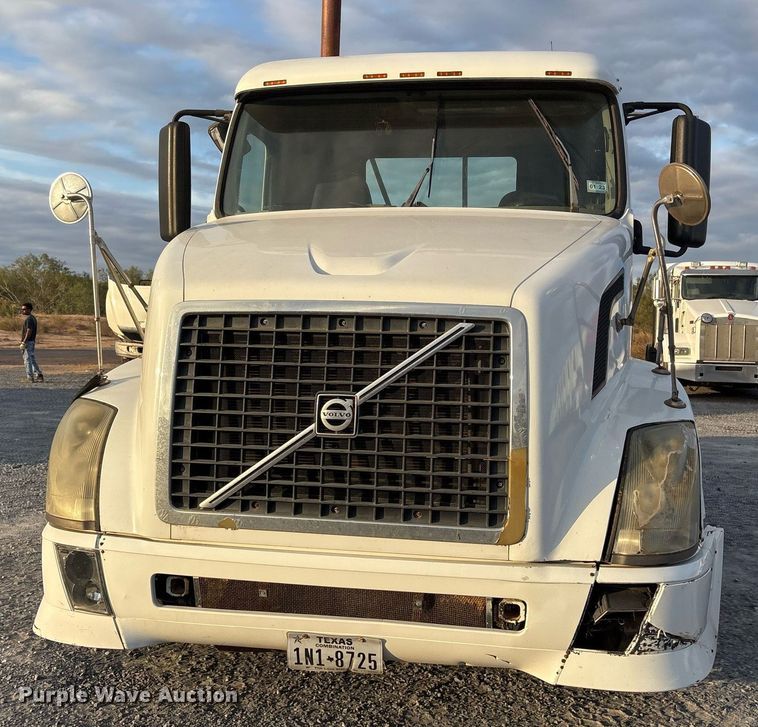 image for item EJ3229 2009 Volvo VN semi truck