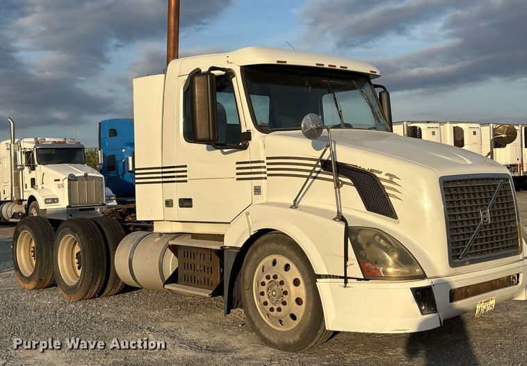 image for item EJ3229 2009 Volvo VN semi truck