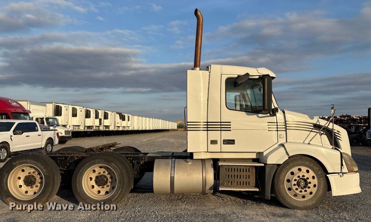 image for item EJ3229 2009 Volvo VN semi truck