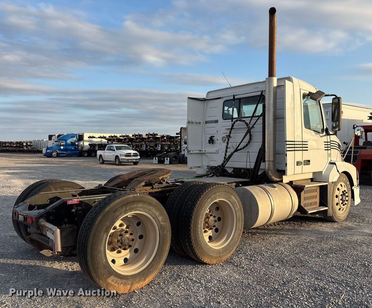 image for item EJ3229 2009 Volvo VN semi truck