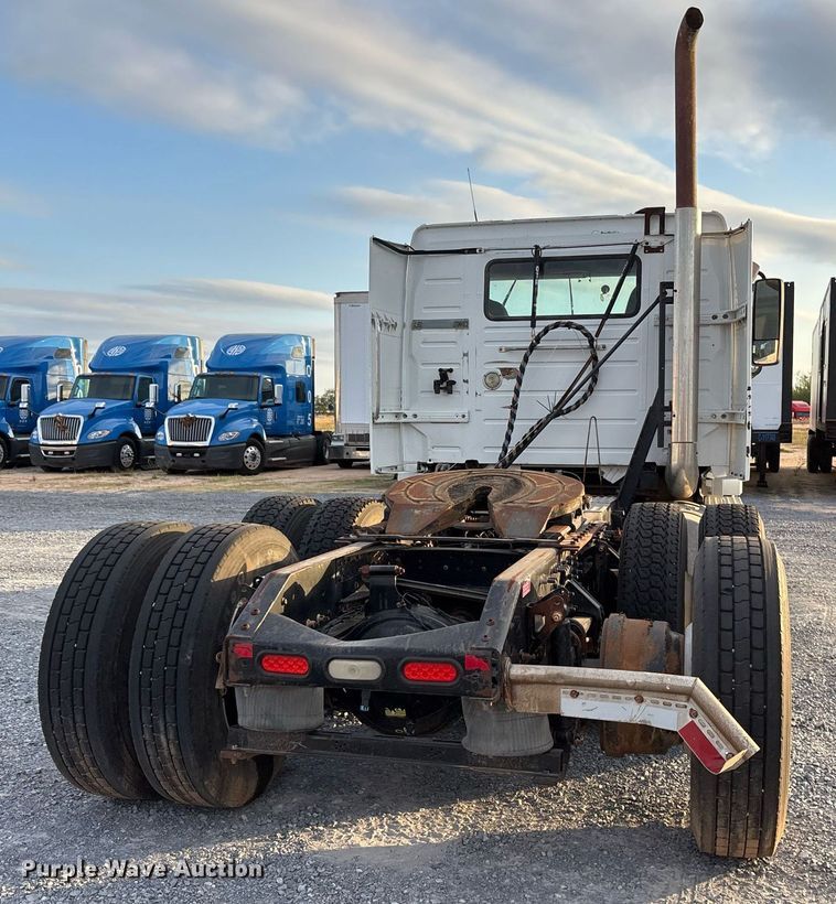 image for item EJ3229 2009 Volvo VN semi truck