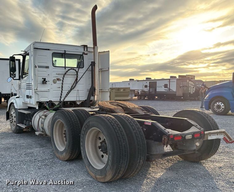 image for item EJ3229 2009 Volvo VN semi truck