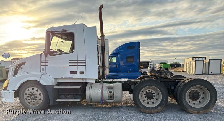 image for item EJ3229 2009 Volvo VN semi truck