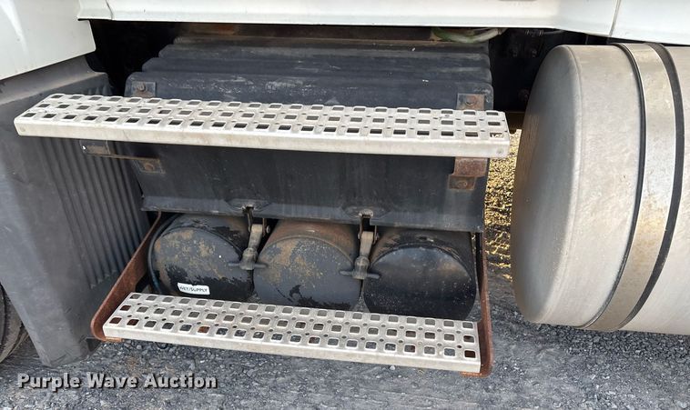 image for item EJ3229 2009 Volvo VN semi truck