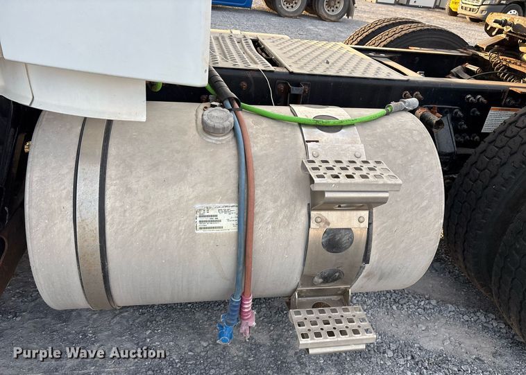 image for item EJ3229 2009 Volvo VN semi truck