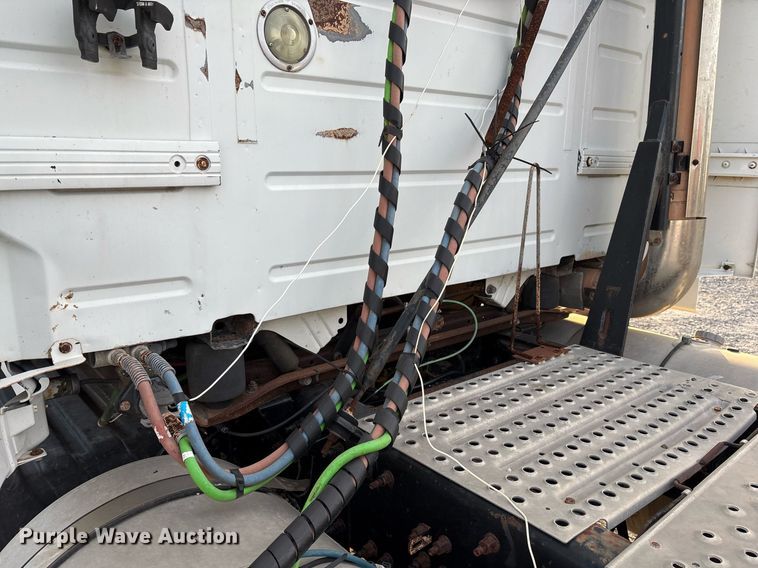 image for item EJ3229 2009 Volvo VN semi truck