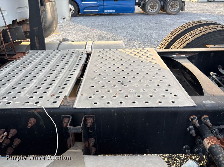 image for item EJ3229 2009 Volvo VN semi truck