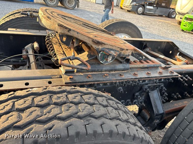 image for item EJ3229 2009 Volvo VN semi truck