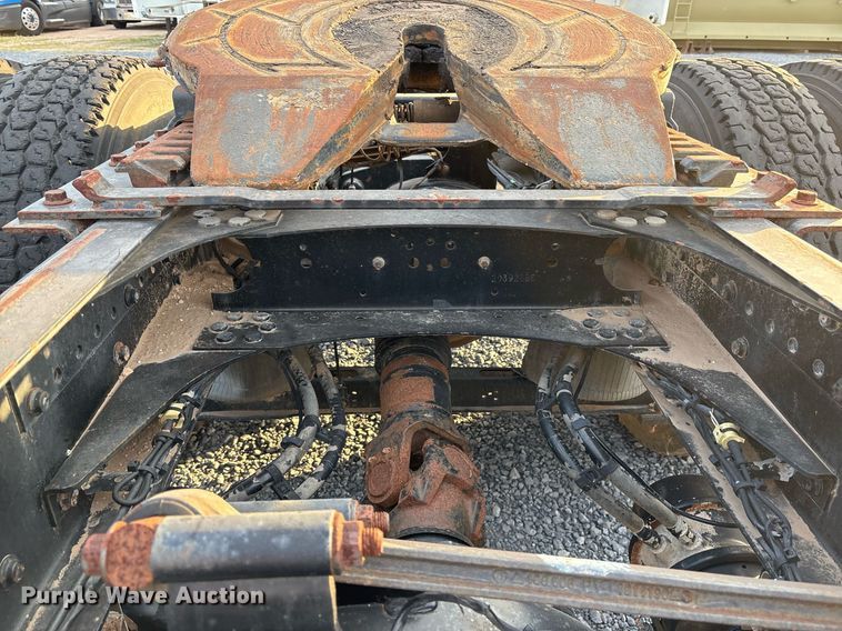 image for item EJ3229 2009 Volvo VN semi truck