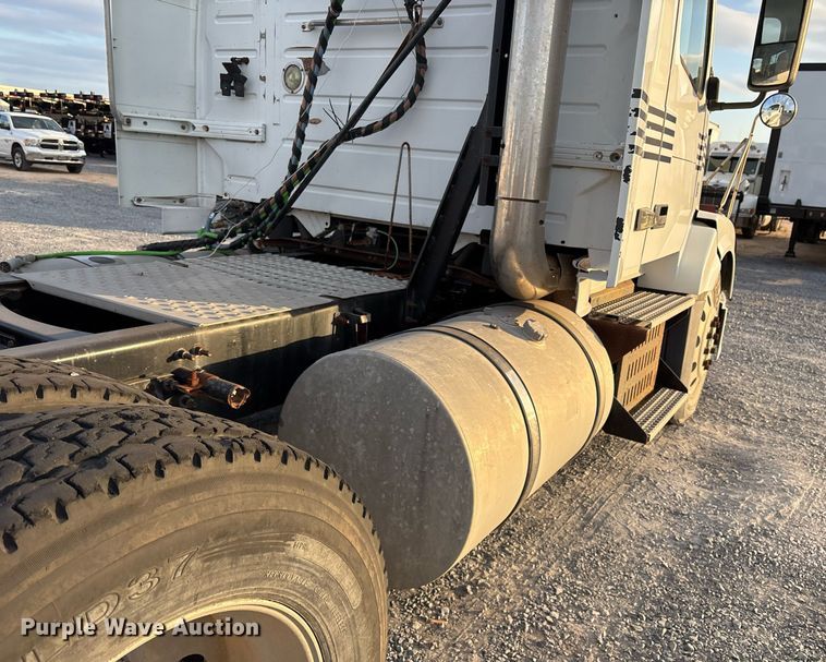 image for item EJ3229 2009 Volvo VN semi truck