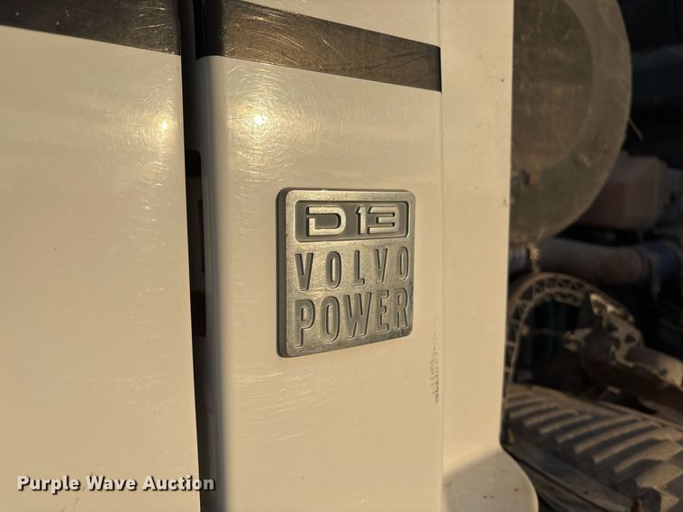 image for item EJ3229 2009 Volvo VN semi truck