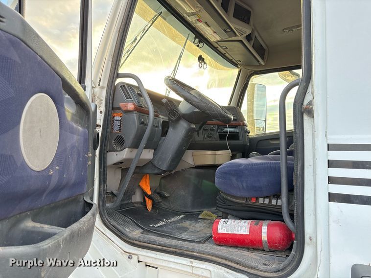 image for item EJ3229 2009 Volvo VN semi truck