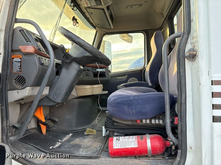 image for item EJ3229 2009 Volvo VN semi truck