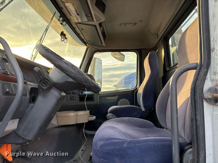 image for item EJ3229 2009 Volvo VN semi truck