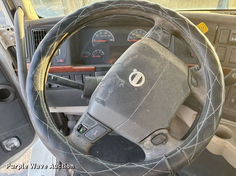 image for item EJ3229 2009 Volvo VN semi truck