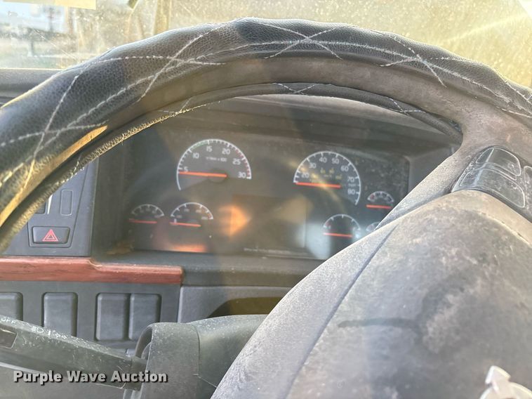 image for item EJ3229 2009 Volvo VN semi truck