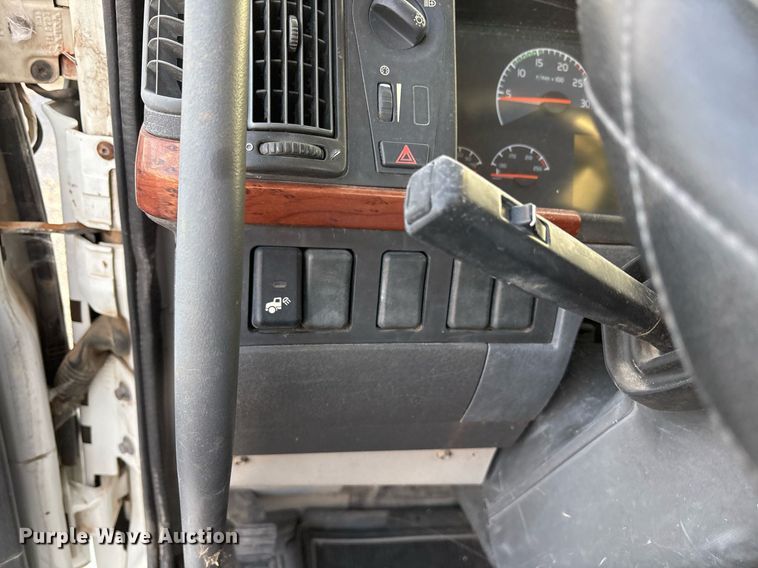 image for item EJ3229 2009 Volvo VN semi truck